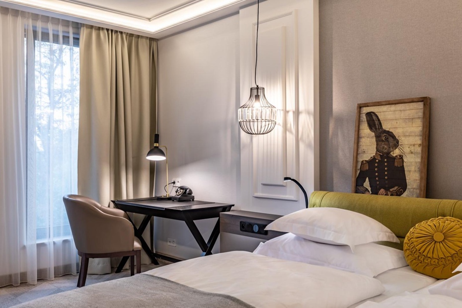 Yumeya provide customized furniture for Hotel Traugutta 3, a luxury hotel in Poland.