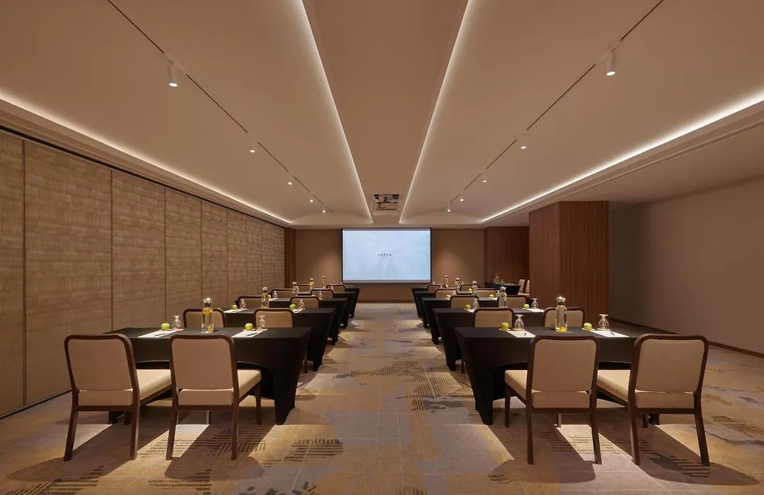 Transforming Banquet Halls: Amara Singapore’s Sustainable and Stylish Upgrade with Metal Wood Grain Chairs